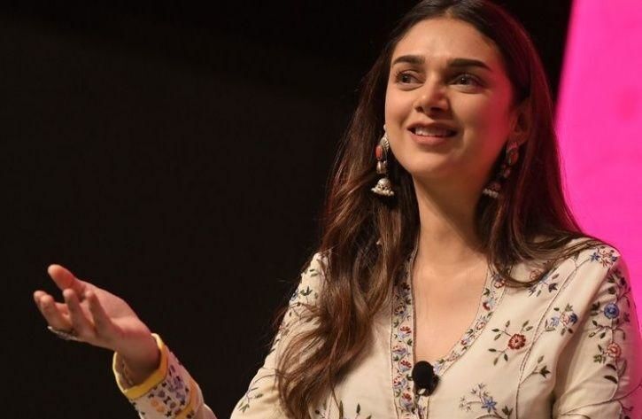अदिती राव हैदरी ने अपने पहले इंटिमेट सीन के बारे में बताई चौकानें वाली बात, 21 की उम्र में इस अभिनेता से हुई थी शादी अदिती राव हैदरी ने अपने पहले इंटिमेट सीन के बारे में बताई चौकानें वाली बात, 21 की उम्र में इस अभिनेता से हुई थी शादी