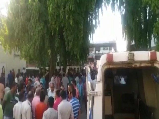 तेल के टैंकर और पिकअप वाहन की टक्कर में 11 लोगों की मौत , 10 घायल तेल के टैंकर और पिकअप वाहन की टक्कर में 11 लोगों की मौत , 10 घायल