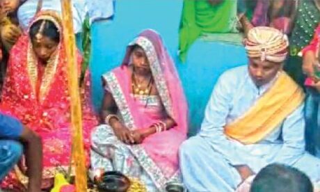 गर्लफ्रेंड से शादी कर रहे जवान की पत्नी भी मंडप में बैठी, दोनों से हुई शादी