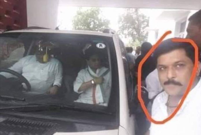 कभी महाराजा ने नहीं खिचाई सेल्फी तो उसी युवक ने तोड़ दिया ज्योतिरादित्य का गुमान! कभी महाराजा ने नहीं खिचाई सेल्फी तो उसी युवक ने तोड़ दिया ज्योतिरादित्य का गुमान!