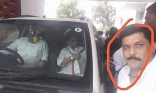 कभी महाराजा ने नहीं खिचाई सेल्फी तो उसी युवक ने तोड़ दिया ज्योतिरादित्य का गुमान! कभी महाराजा ने नहीं खिचाई सेल्फी तो उसी युवक ने तोड़ दिया ज्योतिरादित्य का गुमान!