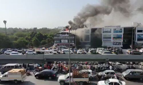 सूरत में बिल्डिंग मे लगी आग, जान बचाने के लिए बच्चे बिल्डिंग से कूदे, 15 बच्चों की मौत