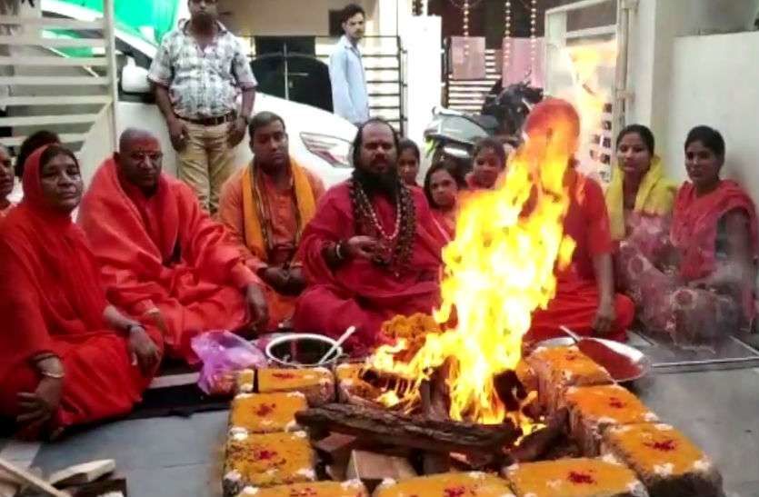 निरंजनी अखाड़े से निकाले गए स्वामी वैराग्यानंद, दिग्विजय सिंह की जीत के लिए किया था मिर्ची हवन