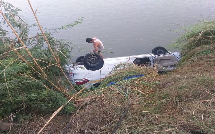 मेरठ में गंग नहर में गिरी कार, एक ही परिवार के 5 लोगों की मौत मेरठ में गंग नहर में गिरी कार, एक ही परिवार के 5 लोगों की मौत