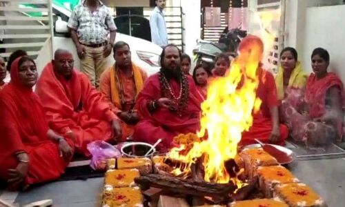 निरंजनी अखाड़े से निकाले गए स्वामी वैराग्यानंद, दिग्विजय सिंह की जीत के लिए किया था मिर्ची हवन निरंजनी अखाड़े से निकाले गए स्वामी वैराग्यानंद, दिग्विजय सिंह की जीत के लिए किया था मिर्ची हवन