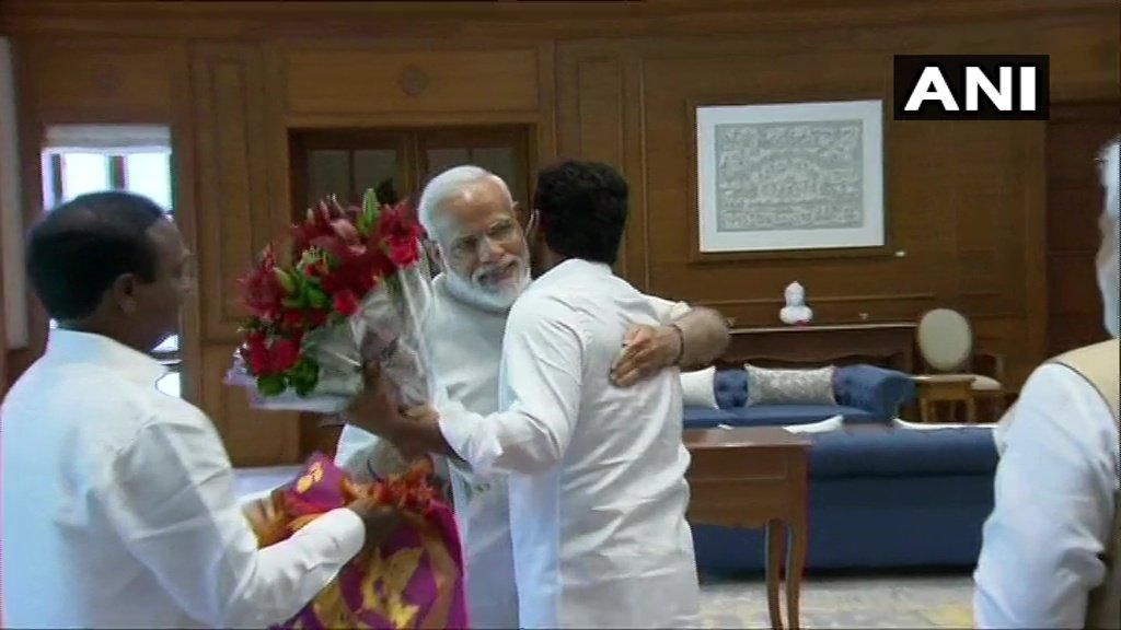 मोदी ने जगन मोहन रेड्डी को लगाया गले, शपथ ग्रहण में आने का दिया न्योता मोदी ने जगन मोहन रेड्डी को लगाया गले, शपथ ग्रहण में आने का दिया न्योता