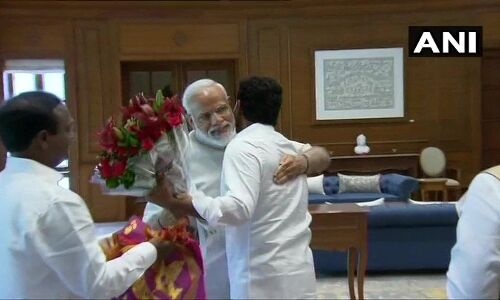 मोदी ने जगन मोहन रेड्डी को लगाया गले, शपथ ग्रहण में आने का दिया न्योता मोदी ने जगन मोहन रेड्डी को लगाया गले, शपथ ग्रहण में आने का दिया न्योता