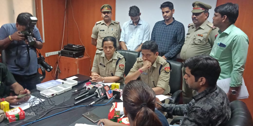 फर्जी क्रेडिट कार्ड से धोखाधड़ी करने वाले दो छात्रों को पुलिस ने किया गिरफ्तार फर्जी क्रेडिट कार्ड से धोखाधड़ी करने वाले दो छात्रों को पुलिस ने किया गिरफ्तार