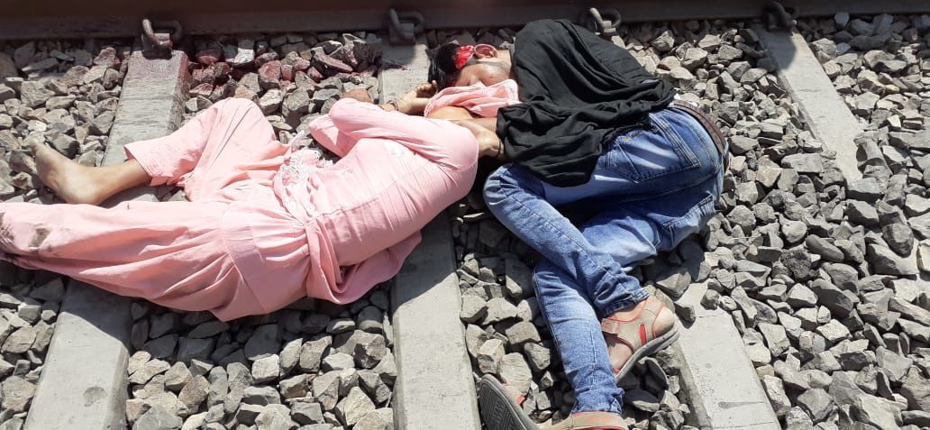 रेलवे ट्रेक पर मिला प्रेमी युगल का शव, मची इलाके में सनसनी रेलवे ट्रेक पर मिला प्रेमी युगल का शव, मची इलाके में सनसनी
