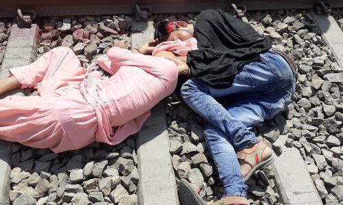 रेलवे ट्रेक पर मिला प्रेमी युगल का शव, मची इलाके में सनसनी