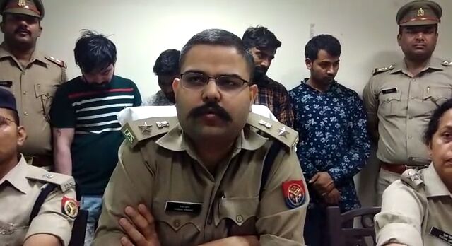 नोएडा पुलिस ने 1 किलो सोने की लूट का किया खुलासा, 30 लाख कैश सहित चार अभियुक्त गिरफ्तार