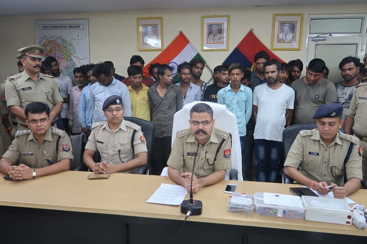 ऑपेरशन राबर्स हंट : नोएडा पुलिस ने 25 अपराधियो को किया गिरफ्तार ऑपेरशन राबर्स हंट : नोएडा पुलिस ने 25 अपराधियो को किया गिरफ्तार
