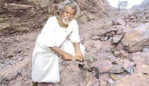 फाल्गुनी देवी के गम में, जिसने रास्ता रोका, उसे ही काट दिया