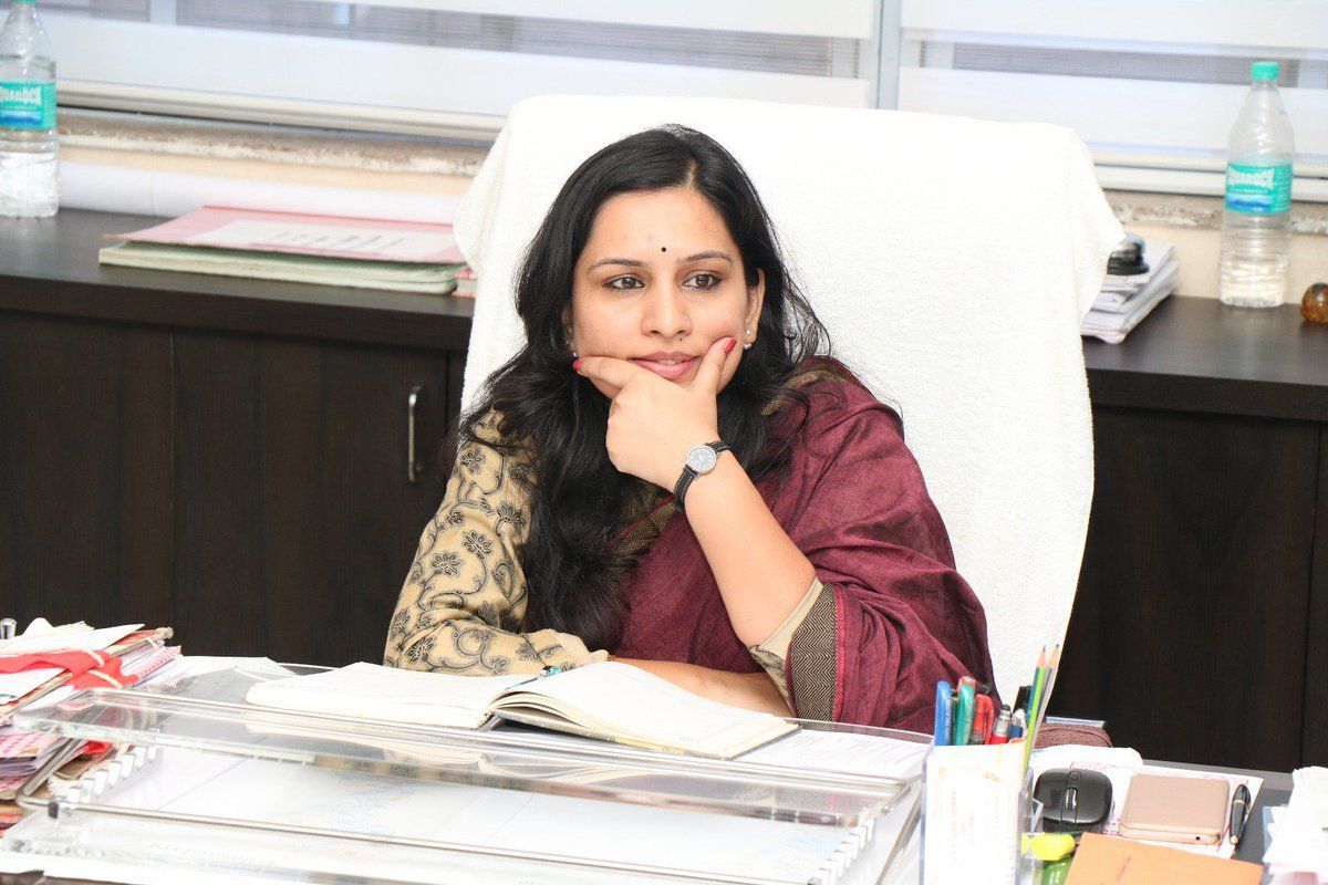 महात्मा गांधी पर विवादित ट्वीट करने वाली IAS अफसर के खिलाफ महाराष्ट्र सरकार ने उठाया ये सख्त कदम