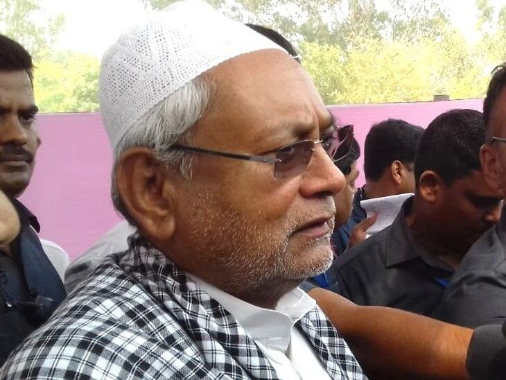 ईद की बधाई देने गांधी मैदान पहुंचे नीतीश, गिरिराज सिंह जैसों को दी ये नसीहत! ईद की बधाई देने गांधी मैदान पहुंचे नीतीश, गिरिराज सिंह जैसों को दी ये नसीहत!