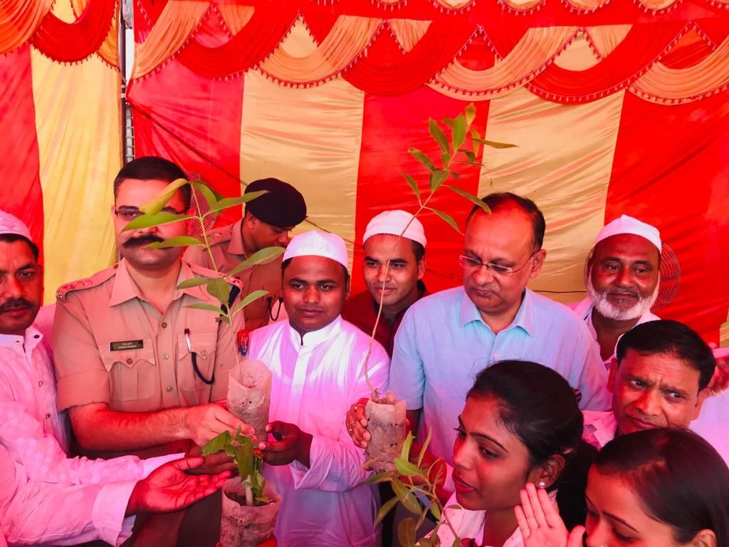 पर्यावरण दिवस पर ईद की बधाई में पौधे देकर डीएम और एसएसपी ने पेश की मिशाल