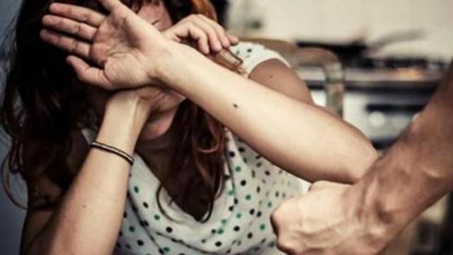 बॉयफ्रेंड से फोन पर बात करते देख भाई और पिता ने युवती के पैर हथौड़ी से कुचले! बॉयफ्रेंड से फोन पर बात करते देख भाई और पिता ने युवती के पैर हथौड़ी से कुचले!