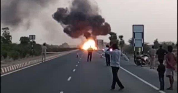 ट्रक में लगी आग और होने लगे सिलसिलेवार धमाके, थर्रा गया पूरा इलाका ट्रक में लगी आग और होने लगे सिलसिलेवार धमाके, थर्रा गया पूरा इलाका