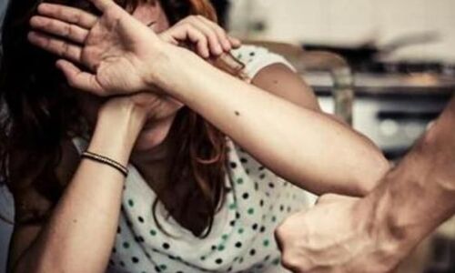 बॉयफ्रेंड से फोन पर बात करते देख भाई और पिता ने युवती के पैर हथौड़ी से कुचले! बॉयफ्रेंड से फोन पर बात करते देख भाई और पिता ने युवती के पैर हथौड़ी से कुचले!