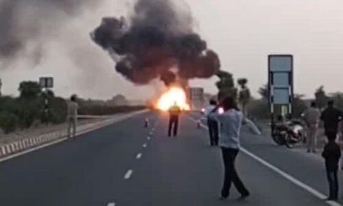 ट्रक में लगी आग और होने लगे सिलसिलेवार धमाके, थर्रा गया पूरा इलाका ट्रक में लगी आग और होने लगे सिलसिलेवार धमाके, थर्रा गया पूरा इलाका