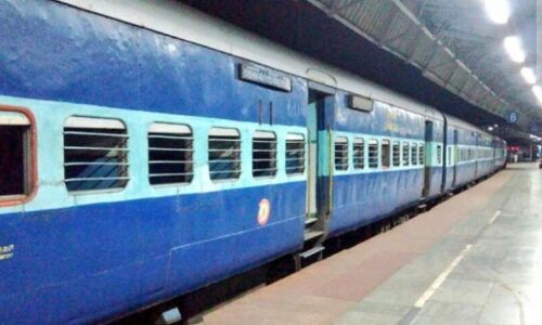 केरला एक्सप्रेस में यात्रा कर रहे 4 यात्रियों की गर्मी की वजह से मौत, झांसी उतारे गए शव केरला एक्सप्रेस में यात्रा कर रहे 4 यात्रियों की गर्मी की वजह से मौत, झांसी उतारे गए शव