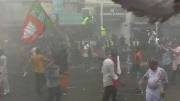 Live: कोलकाता की सड़कों पर नहीं थम रहा बवाल ,बीजेपी कार्यकर्ताओं पर छोड़े आंसू गैस के गोले