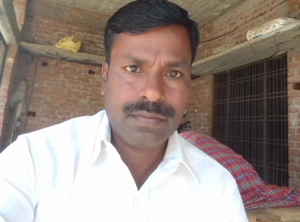 बदमाशों से मोर्चा लेने वाले शिक्षामित्र ने तोड़ा दम, पेट-पैर में लगी थी गोली बदमाशों से मोर्चा लेने वाले शिक्षामित्र ने तोड़ा दम, पेट-पैर में लगी थी गोली