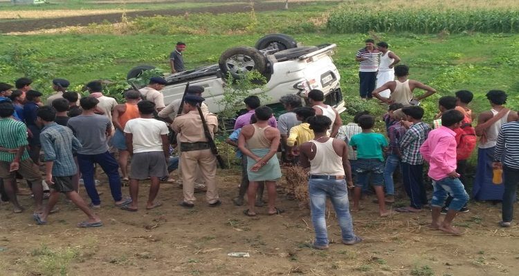 DSP की गाड़ी पलटी, हादसे में चार पुलिसकर्मी घायल DSP की गाड़ी पलटी, हादसे में चार पुलिसकर्मी घायल