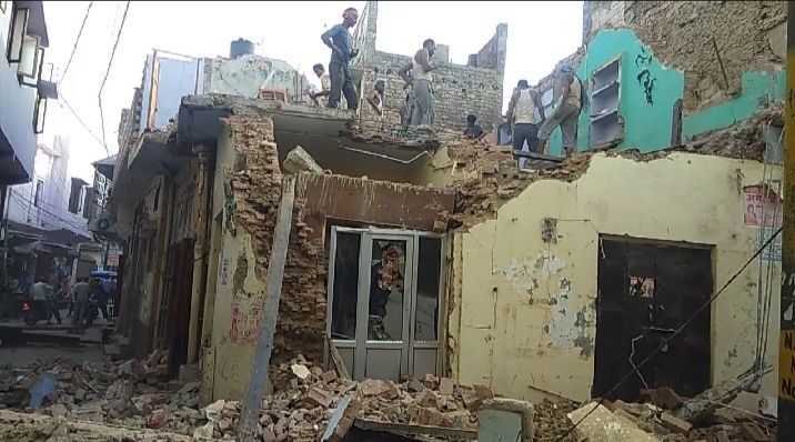 बिजनौर में वर्षों से रह रहे लोंगों को जबरन निकाल कर मकान की जमींदोज बिजनौर में वर्षों से रह रहे लोंगों को जबरन निकाल कर मकान की जमींदोज