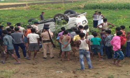 DSP की गाड़ी पलटी, हादसे में चार पुलिसकर्मी घायल DSP की गाड़ी पलटी, हादसे में चार पुलिसकर्मी घायल