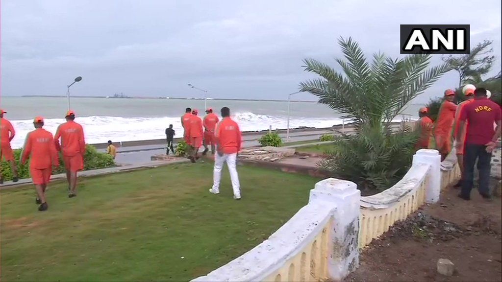 गुजरात : चक्रवात वायु ने बदला रुख,पीएम मोदी ने जाना हाल गुजरात : चक्रवात वायु ने बदला रुख,पीएम मोदी ने जाना हाल