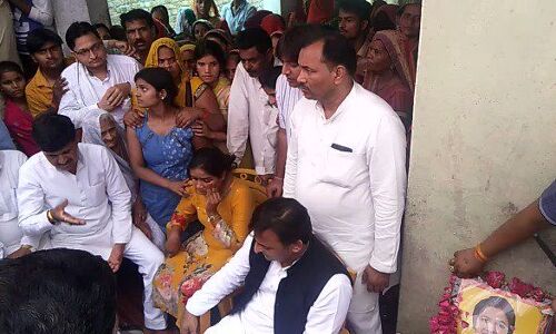 अखिलेश यादव पहुंचे एटा, यूपी बार काउंसिल की अध्यक्षा दरवेश यादव को दी श्रद्धांजलि अखिलेश यादव पहुंचे एटा, यूपी बार काउंसिल की अध्यक्षा दरवेश यादव को दी श्रद्धांजलि