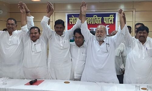 बिहार में रामविलास पासवान की पार्टी टूटी बिहार में रामविलास पासवान की पार्टी टूटी