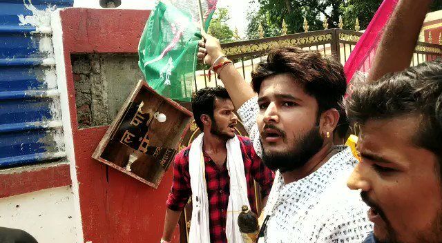 पप्पू यादव के कार्यकताओं ने स्वास्थ्य मंत्री के घर बोला हमला पप्पू यादव के कार्यकताओं ने स्वास्थ्य मंत्री के घर बोला हमला