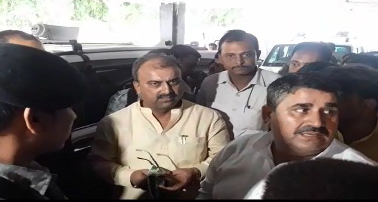 57 बच्चों की मौत के बाद जागी बिहार की सरकार, स्वास्थ्य मंत्री मुजफ्फरपुर पहुंचे 57 बच्चों की मौत के बाद जागी बिहार की सरकार, स्वास्थ्य मंत्री मुजफ्फरपुर पहुंचे