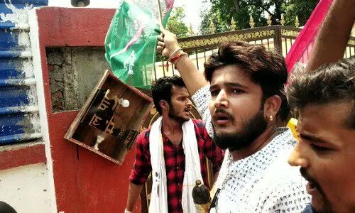 पप्पू यादव के कार्यकताओं ने स्वास्थ्य मंत्री के घर बोला हमला पप्पू यादव के कार्यकताओं ने स्वास्थ्य मंत्री के घर बोला हमला