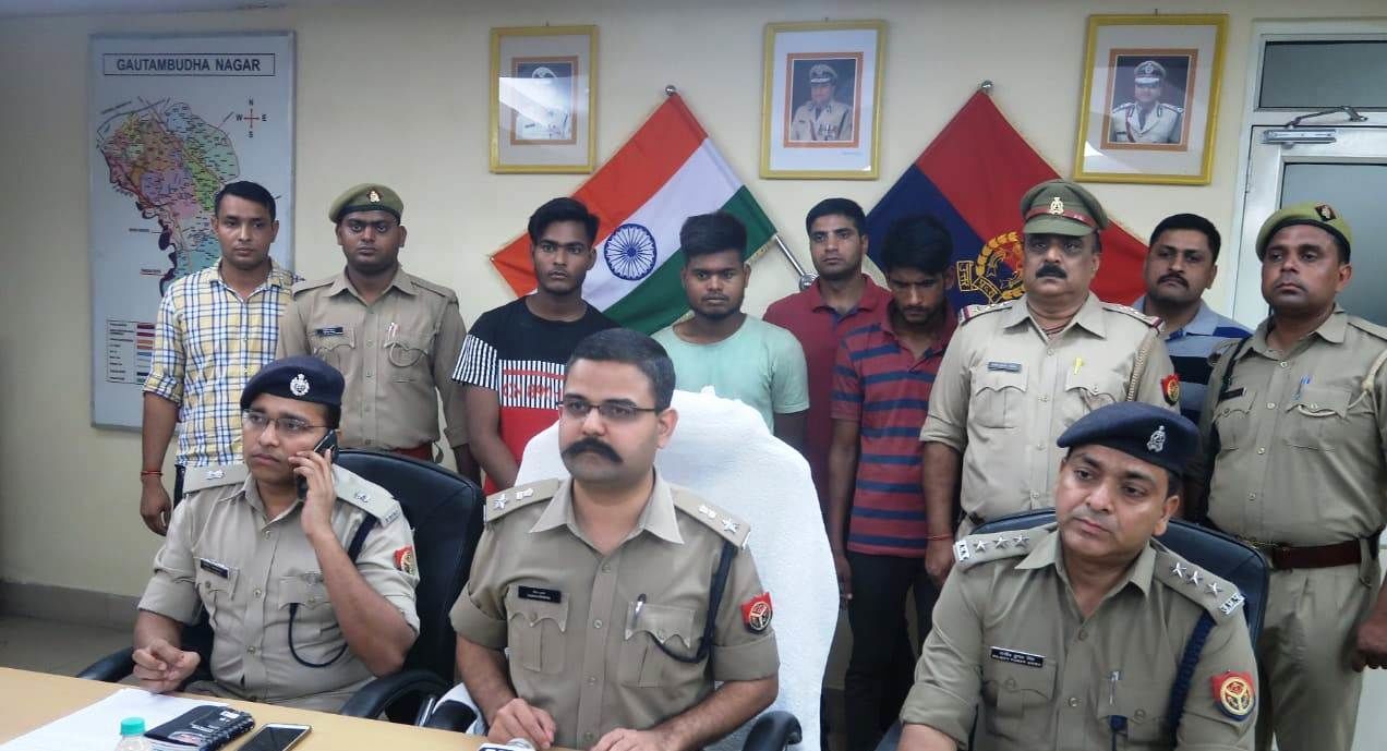 नोएडा पुलिस ने ओला/उबर कैब बुक कराकर लूट करने वाले अन्तर्राज्यीय वाहन लुटेरे गैंग का किया पर्दाफाश नोएडा पुलिस ने ओला/उबर कैब बुक कराकर लूट करने वाले अन्तर्राज्यीय वाहन लुटेरे गैंग का किया पर्दाफाश