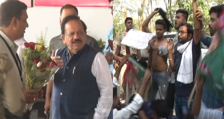 मुजफ्फरपुर अस्पताल में मौजूद मंत्री के सामने दो बच्चों ने दम तोड़ दिया मुजफ्फरपुर अस्पताल में मौजूद मंत्री के सामने दो बच्चों ने दम तोड़ दिया