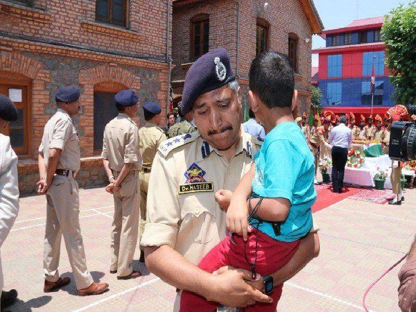 एसएसपी श्रीनगर ने शहीद  जवान अरशद खान के बेटे को गोद में उठाया तो फफक फफक कर रो पड़े