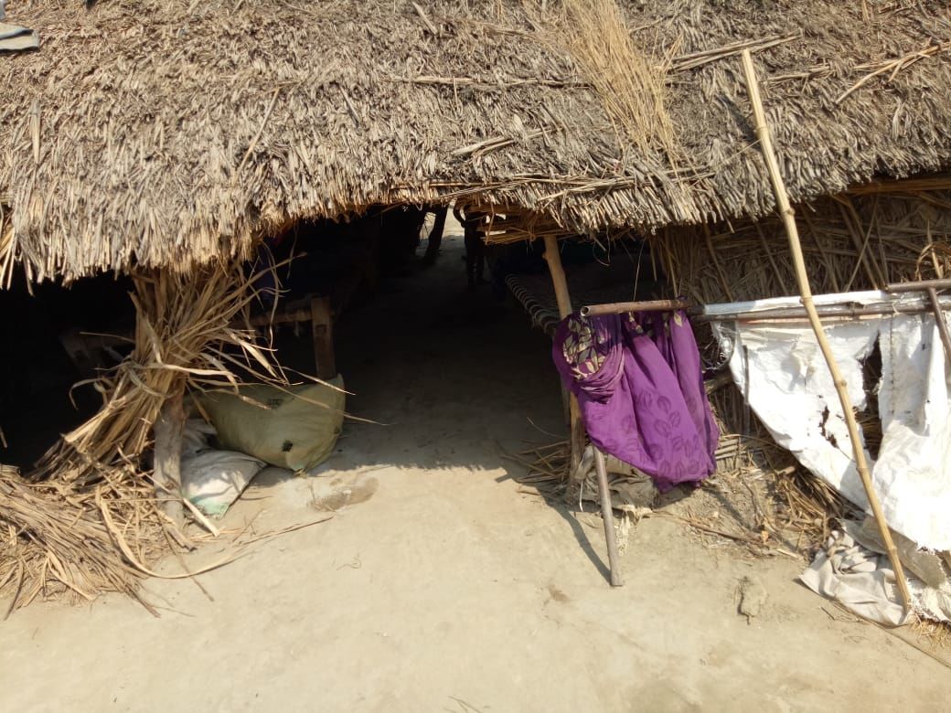आवास योजना और उत्तर प्रदेश सरकार की खुलेआम ग्राम प्रधान उड़ा रहे है धज्जियां- अधिकारी मौन,आवास के नाम पर बीस बीस हजार वसूले