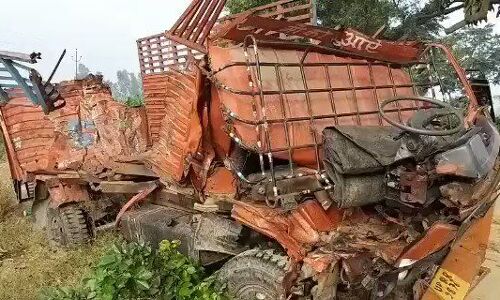 यूपी के संभल में भीषण सडक हादसा, दो वाहन की टक्कर में आठ लोंगों की मौत यूपी के संभल में भीषण सडक हादसा, दो वाहन की टक्कर में आठ लोंगों की मौत