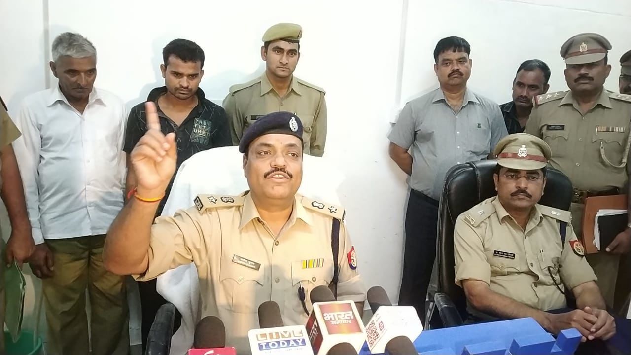 कासगंज पुलिस का बड़ा खुलासा, बलात्कार करके फर्जी केस में फंसाने की फ़िराक में लगे आरोपी वकील को किया गिरफ्तार
