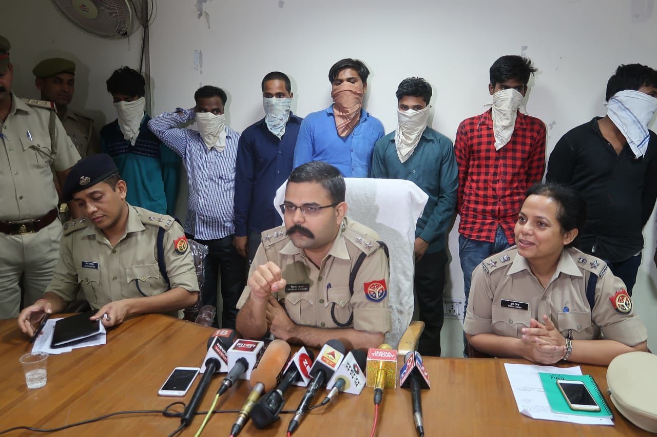 नोएडा पुलिस ने महिलाओं के साथ की गई बदसलूकी का किया 24 घंटे में खुलासा, सात आरोपी भेजे जेल नोएडा पुलिस ने महिलाओं के साथ की गई बदसलूकी का किया 24 घंटे में खुलासा, सात आरोपी भेजे जेल