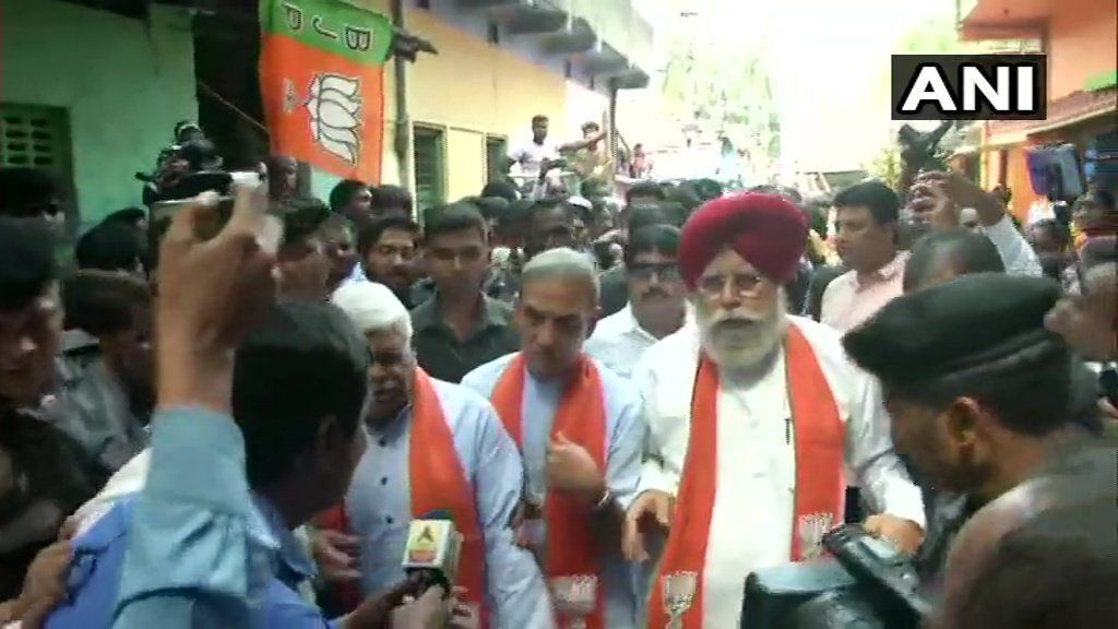 West Bengal : भाटापारा में फिर लगे जय श्रीराम के नारे, एसएस अहलूवालिया ने पुलिस पर उठाये सवाल West Bengal : भाटापारा में फिर लगे जय श्रीराम के नारे, एसएस अहलूवालिया ने पुलिस पर उठाये सवाल