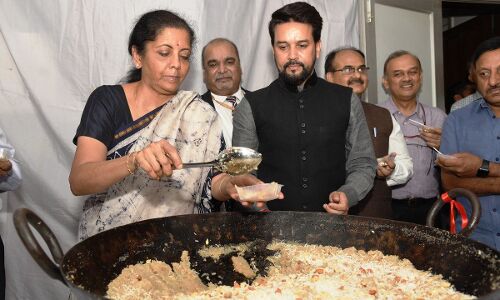 वित्त मंत्री निर्मला सीतारमण की मौजूदगी में हलवा सेरेमनी के साथ ही शुरू हुई बजट डॉक्यूमेंट्स की प्रिंटिंग वित्त मंत्री निर्मला सीतारमण की मौजूदगी में हलवा सेरेमनी के साथ ही शुरू हुई बजट डॉक्यूमेंट्स की प्रिंटिंग