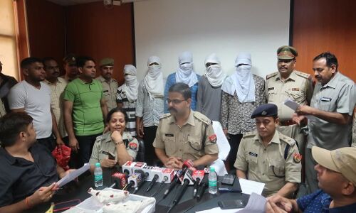 नोएडा पुलिस की बड़ी कामयाबी, 11 लाख 58 हजार रूपये की लूट की घटना का खुलासा नोएडा पुलिस की बड़ी कामयाबी, 11 लाख 58 हजार रूपये की लूट की घटना का खुलासा