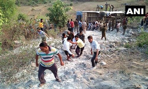 झारखंड के गढ़वा में खाई में गिरी बस, 7 की मौत, 40 यात्री घायल झारखंड के गढ़वा में खाई में गिरी बस, 7 की मौत, 40 यात्री घायल