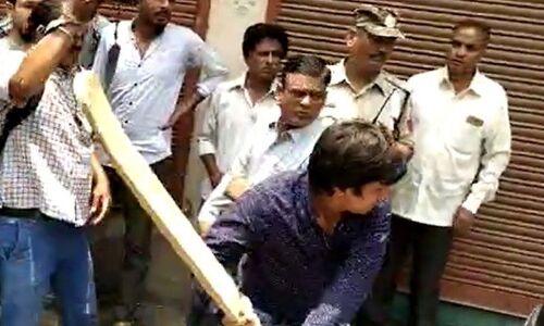 देखें वीडियो: बीजेपी नेता कैलाश विजयवर्गीय के विधायक बेटे ने इंदौर में सरेआम क्रिकेट बैट से की नगर निगम अधिकारी पिटाई देखें वीडियो: बीजेपी नेता कैलाश विजयवर्गीय के विधायक बेटे ने इंदौर में सरेआम क्रिकेट बैट से की नगर निगम अधिकारी पिटाई