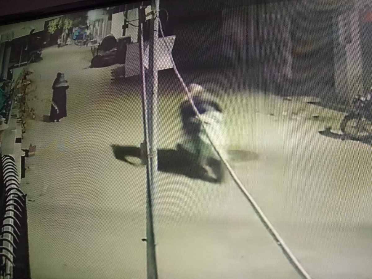 प्रयागराज में सपा पार्षद फ़ज़ल ख़ान के ऑफिस पर हुई बमबाजी प्रयागराज में सपा पार्षद फ़ज़ल ख़ान के ऑफिस पर हुई बमबाजी