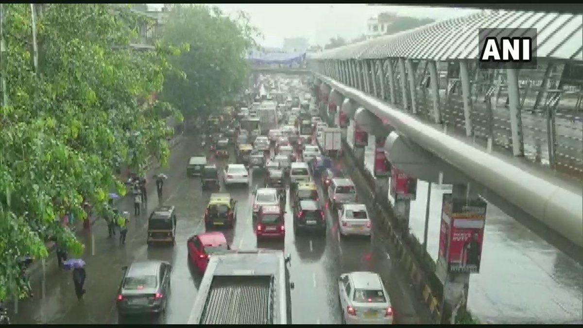 मुंबई में मॉनसून की दस्तक : भारी बारिश से डूबी मायानगरी, टूटे पेड़ - सड़कों पर फंसी हजारों गाड़ियां